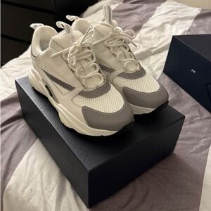 Dior B22